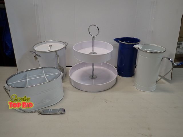 Lot 59-41325 - Outdoor/Indoor Serving Accessories