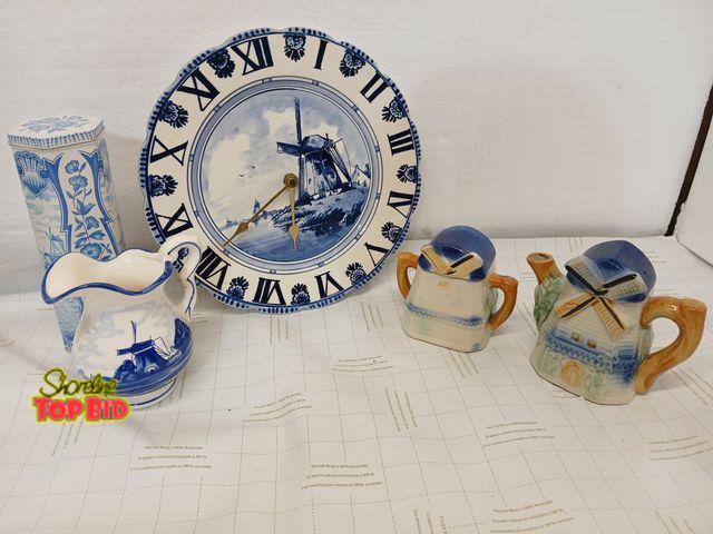 Lot 59-71043 - Nice vintage Dutch decor, delft and more clock unknown working