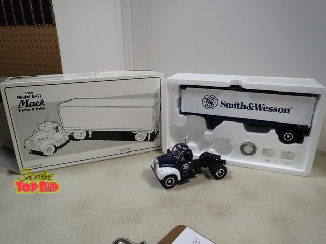 Lot 59-41145 - 1960 Model B-61 Mack Tractor &amp; Trailer Scale 1/34 Cast, Mint