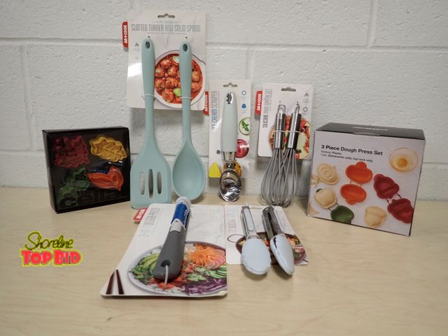 Lot 59-45015 - Kitchen Utensils 3-pc Dough Press Set Cookie Cutters