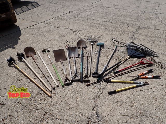 Lot 59-20139 - Lot of Garden Hand Tools