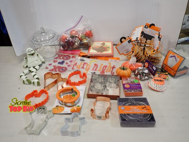 Lot 59-41324 - Holiday Decor &amp; Cookie Cutters