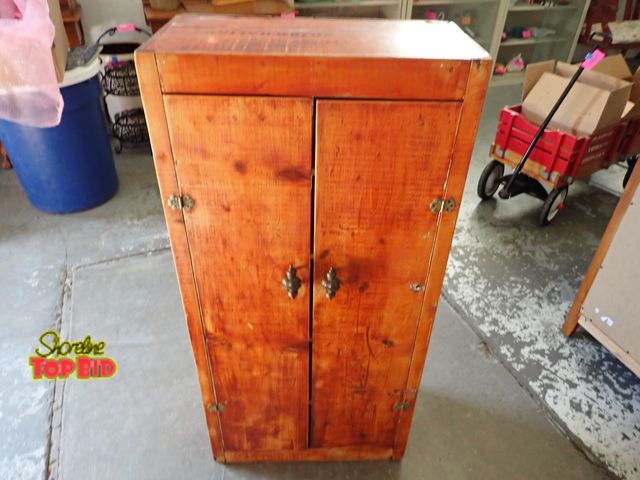 Lot 59-31239 - Unique - "One Man's Trash is Another Ones Treasure" well, this item is one of mine. It is a fish box...