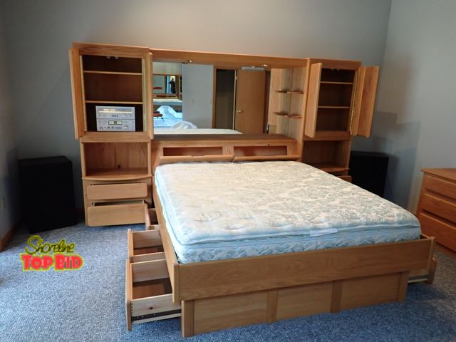 Lot 59-18175 - Beautiful Heavy Oak Custom Made Solid Oak King Size Bed/Dresser Unit featuring 6-Drawer in Bed Base ...