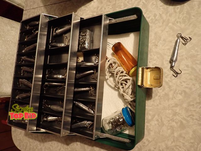 Lot 59-43010 - Vintage Plastic Tackle Box with Leaded Tri Hooks by UmCo, Model 103u