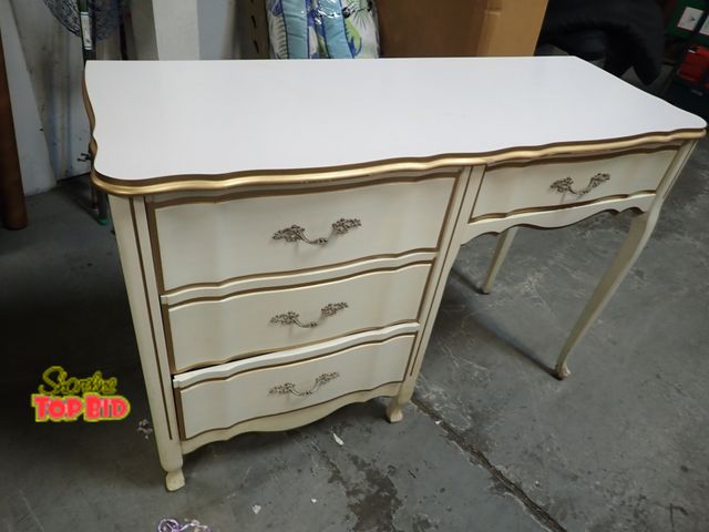 Lot 59-99016 - Cute Knee Hole Desk