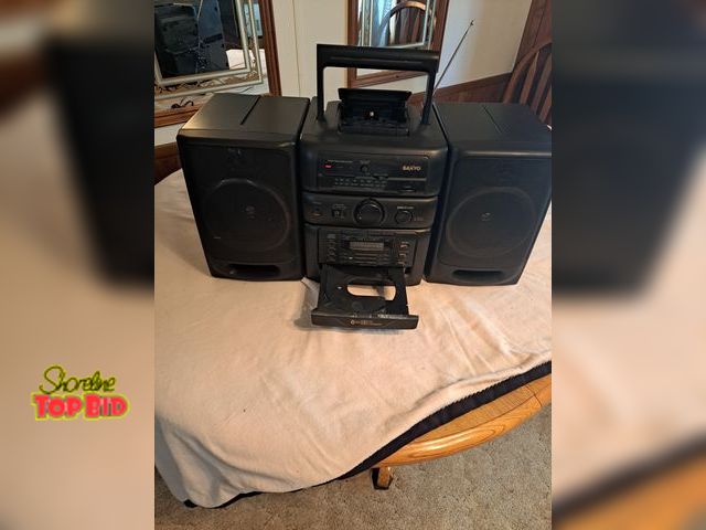 Lot 59-76074 - Vintage boombox/stereo.. cassette player..6 cd storage, radio, speakers can be removed