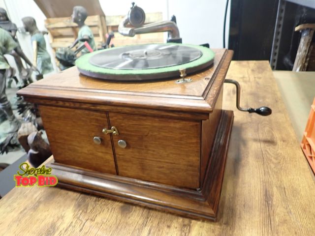 Lot 59-10068 - Victor Talking Machine Victrola