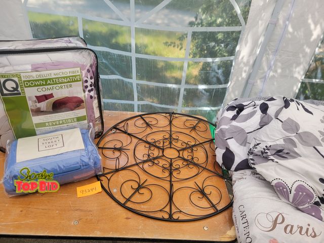 Lot 59-93244 - 5 Item Bedroom Set Two blankets/comforters, 1 bed set, 1 sheet set, and 1 candle sconce wall hang. S...