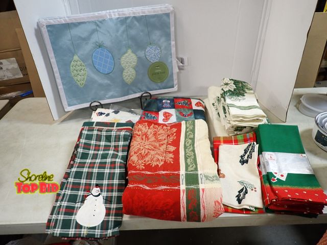 Lot 59-41485 - Tablecloth placemats and napkins 6 Martha Stewart placemats tablecloth's are rectangle