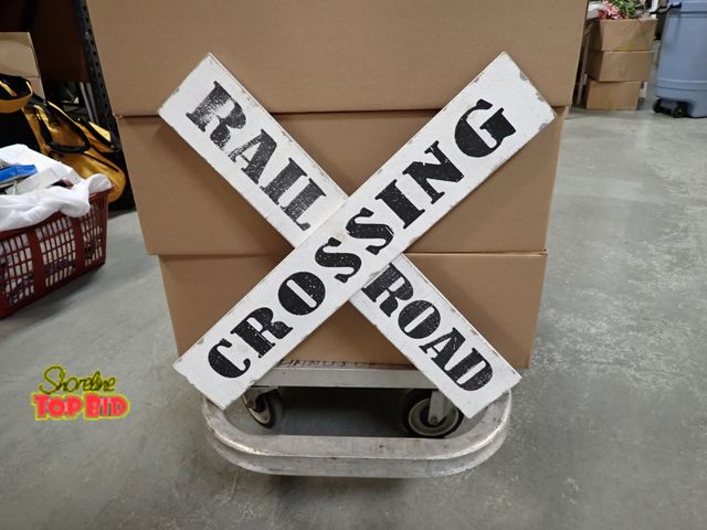 Lot 59-43161 - Railroad Crossing Sign Wall Decor