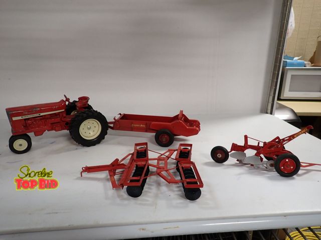 Lot 59-14154 - 1960s Metal 1/16 Scale International Harvester Tractor &amp; Vintage 1954 Carter 1:16 Scale 200 Manu...