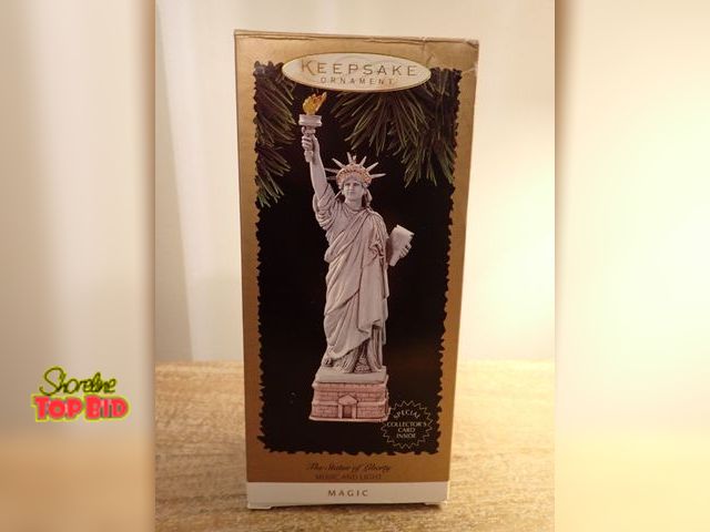 Lot 59-41612 - Hallmark keepsake Music and light ornament