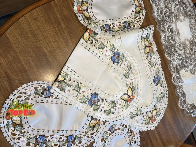 Lot 59-40001 - Scarf sets, tablecloth,cloth napkins and placemats - various sizes and patterns