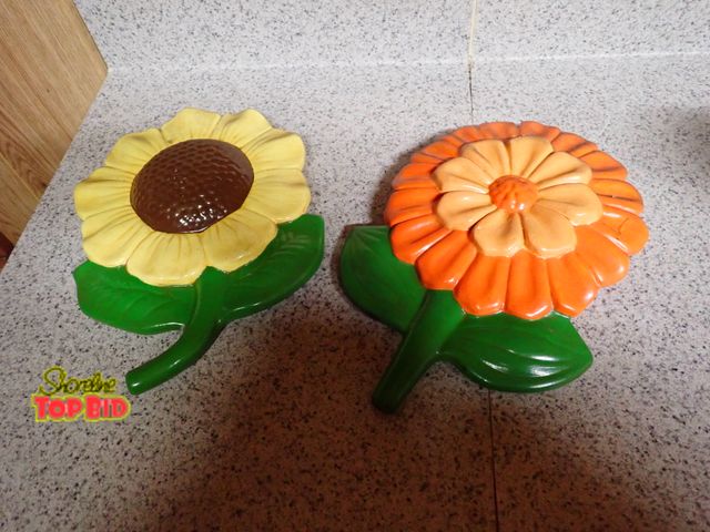 Lot 59-43276 - 2 Mid-Century Daisy &amp; Sunflower Ceramic Wall Hangers 10" x 7" each