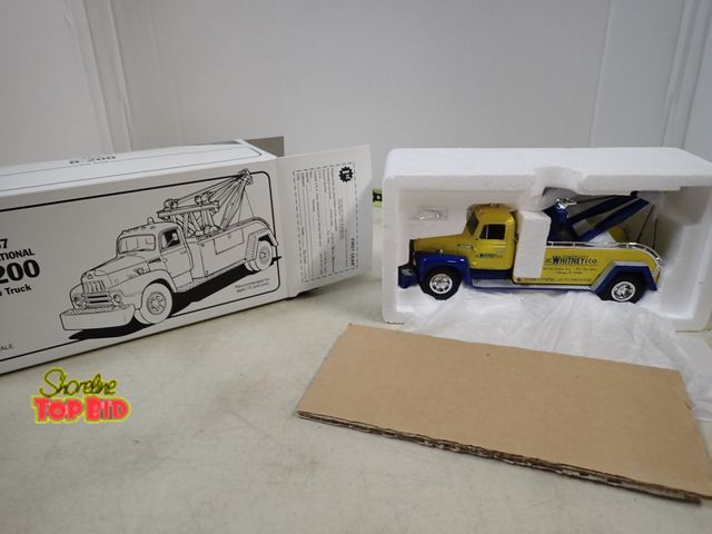 Lot 59-41153 - First Gear 1957 International R-200 Tow Truck Scale 1/34, Mint