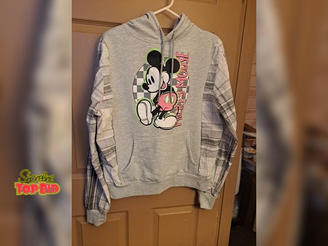 Lot 59-20003 - Custom-made Mickey Mouse sweat shirt size m/l. One of a kind