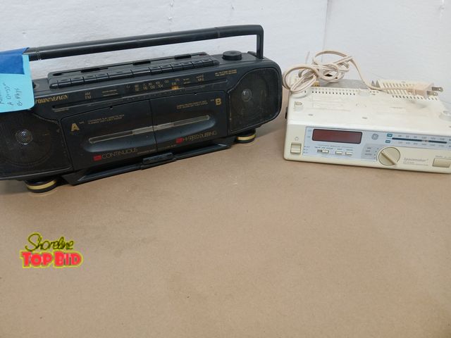 Lot 59-71014 - Vintage radio/ tape player/ GE Spacemaker radio working