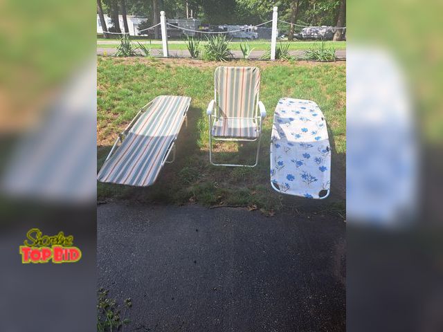 Lot 59-76060 - 2 chaise lounges n 1 beach chair...canvas
