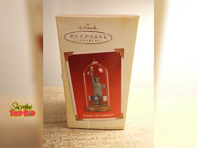 Lot 59-41710 - Hallmark keepsake Snow White Disney ornament