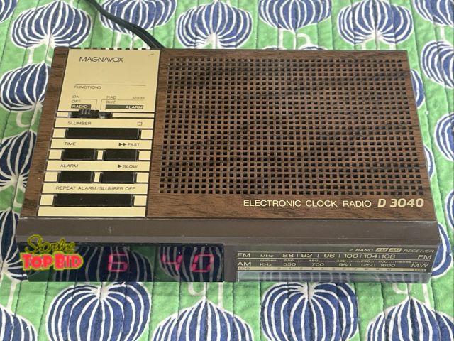Lot 59-74483 - Vintage MCM Magnavox Am FM Clock Radio - woodgrain fully functional