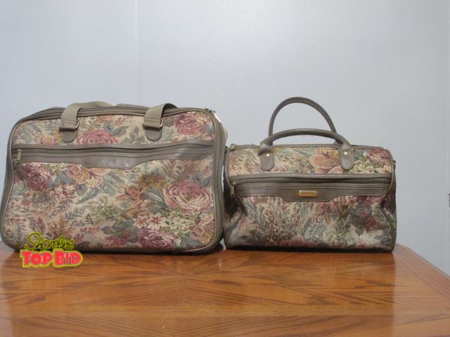 Lot 59-10104 - Matching carpetbag travel set, excellent condition.  They are 2 different sizes, the larger one is 1...