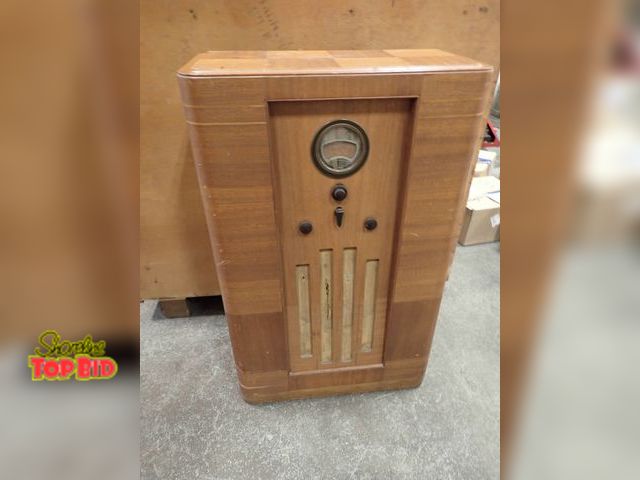 Lot 59-33255 - Antique Large Radio