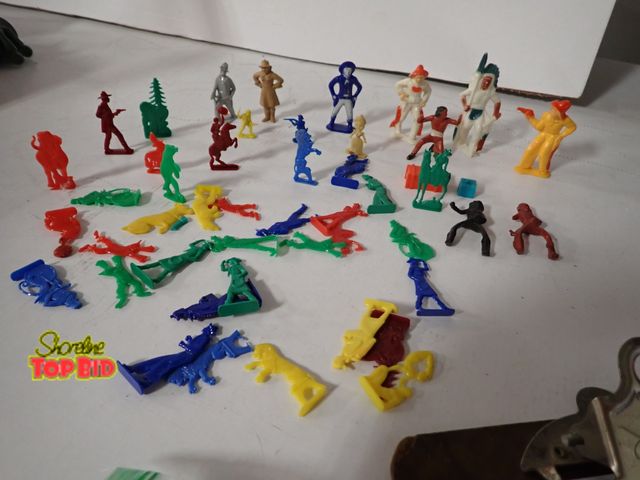 Lot 59-43348 - Vintage Plastic Toy Figures 3" - 2" Pieces