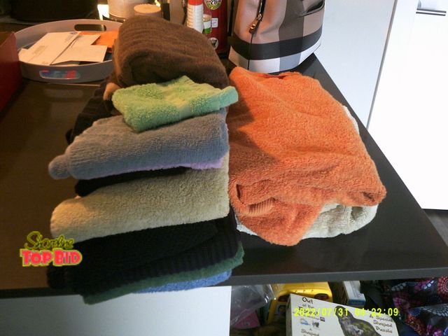 Lot 59-86045 - nice clean lot of towels, etc. (good for project/garage/home use)