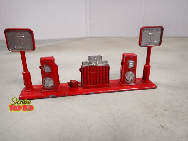Lot 59-41815 - Tootsie toy gas pump island 1950's 5 1/2" long