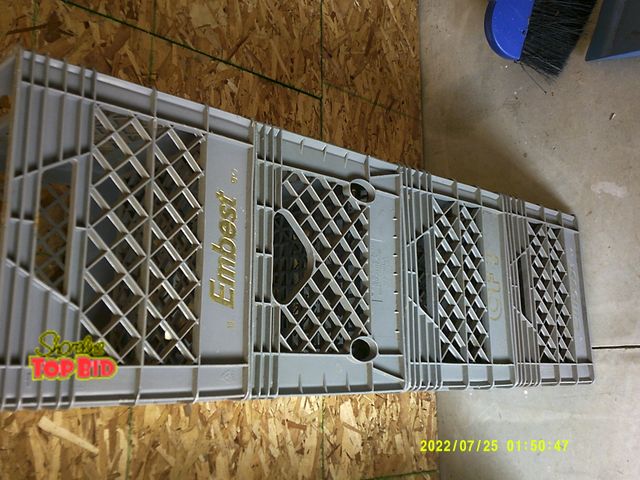 Lot 59-86016 - 4 Good milk crates