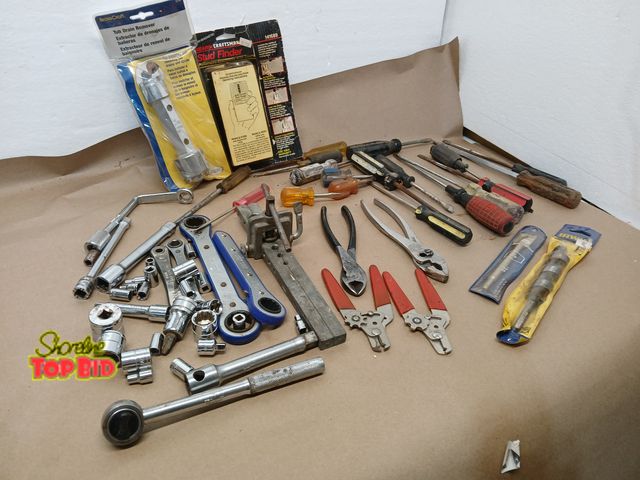 Lot 59-71067 - Garage tools lot