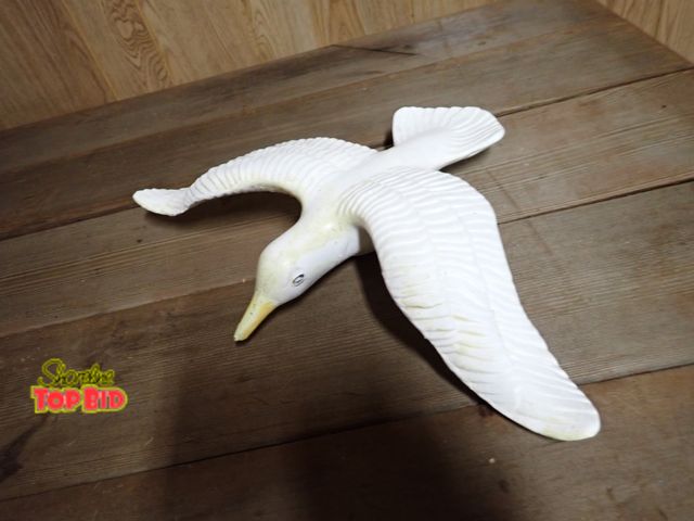 Lot 59-43268 - Vintage Aluminum Seagull 11" x 15"