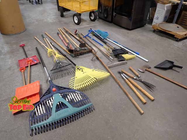 Lot 59-41801 - Yard tools