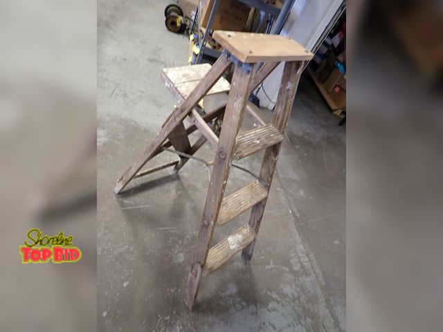 Lot 59-20129 - Heavy Duty Vintage Wooden Ladder, 4 footer
