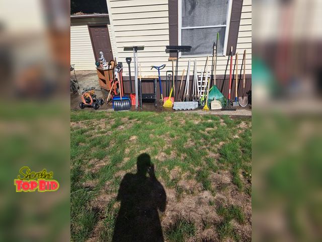 Lot 59-76073 - OFFSITE -(Muskegon Area) Yard tools..2 wheel cart..saw horses..s I ade..shovel..rakes..roof rake..sn...
