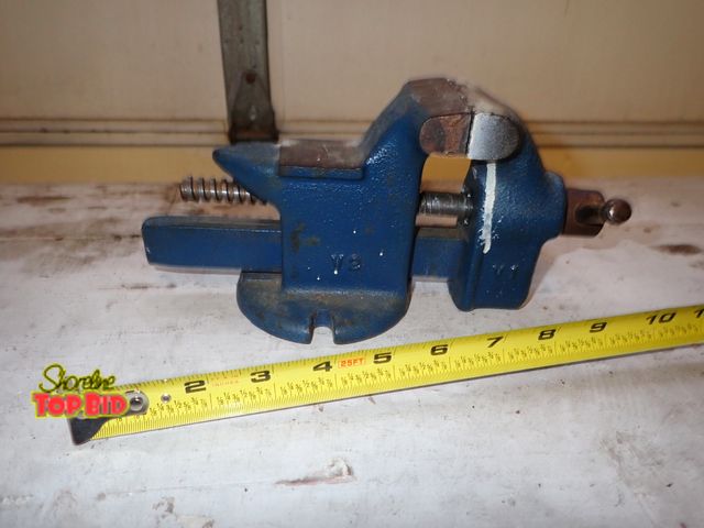 Lot 59-30062 - 9" Anvil Type Bench Vise with 2 3/4" Jaw