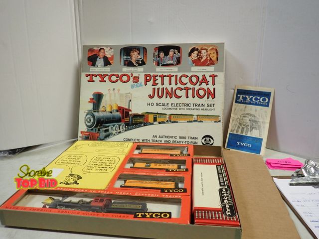 Lot 59-20076 - Tyco's Petticoat Junction Board Game 1966