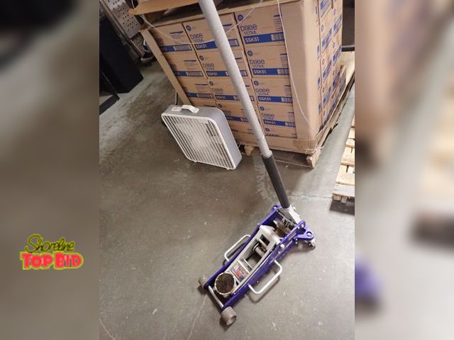 Lot 59-43692 - 2.5 Ton Racing Floor Jack, Fast Rising, Light Weight, Rapid Pump
