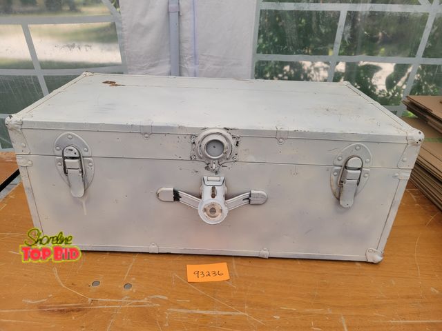 Lot 59-93236 - 1 Storage Trunk