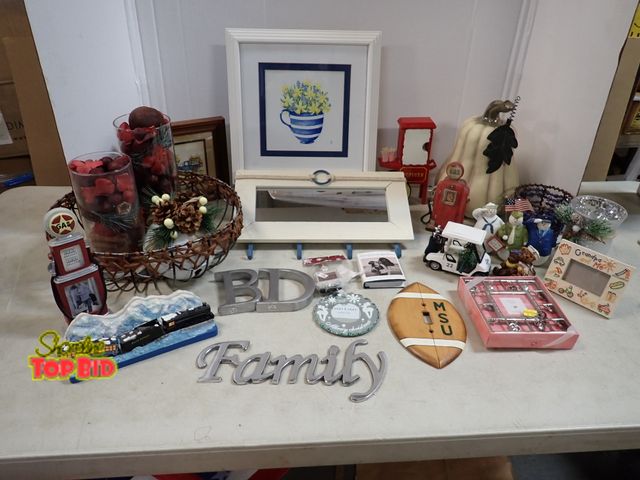 Lot 59-41475 - Home decor lot and more