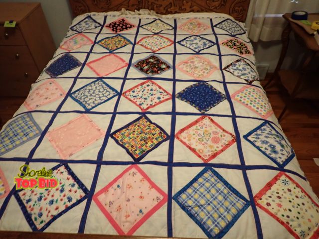 Lot 59-39760 - Beautiful Handmade Quilt fits top of Full Size Bed - Excellent Condition