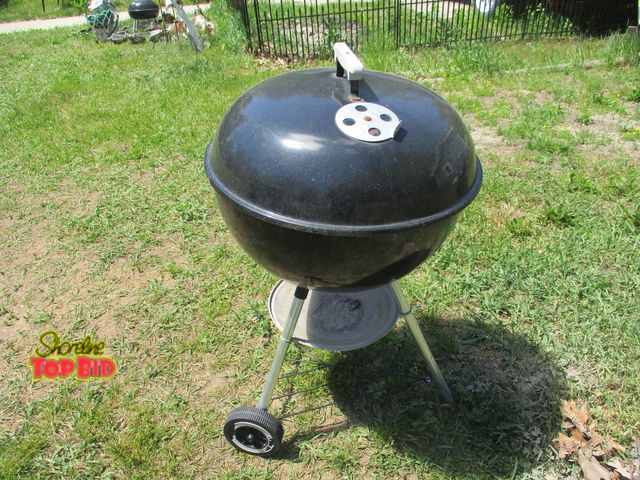Lot 59-80034 - 2 nice grills, large Weber and small expert with accessories