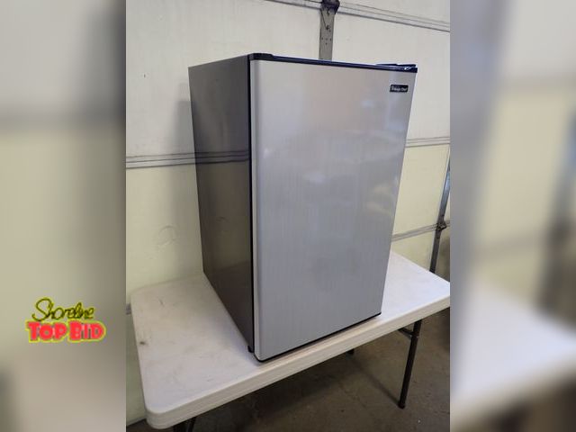 Lot 59-30049 - Magic Chef Dorm/Garage Refrigerator with Freezer, Like New, Works