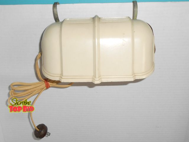 Lot 59-74302 - Vintage Eagle Art Deco reading lamp featuring a cream-colored Bakelite shade - fully functional.