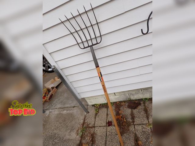 Lot 59-43202 - Truper 6-Tine Hay Fork