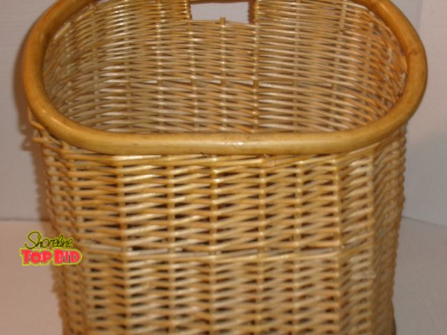 Lot 59-74509 - Vintage Large Woven Basket with handle.  Great for towels - Yarn - Magazines. Measures 16X16X9.
