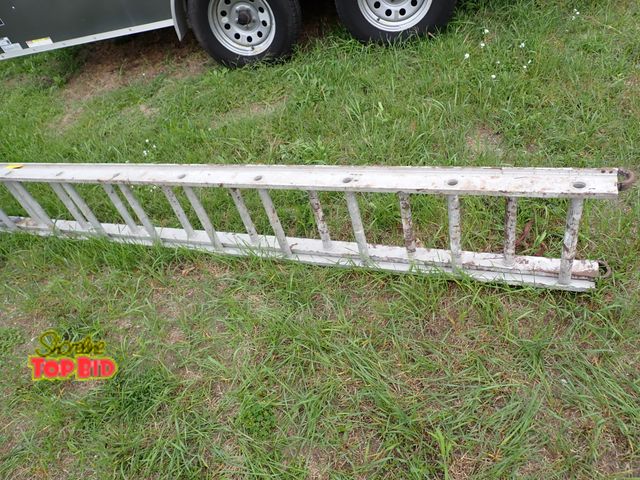 Lot 59-21289 - 18-ft Aluminum Extension Ladder