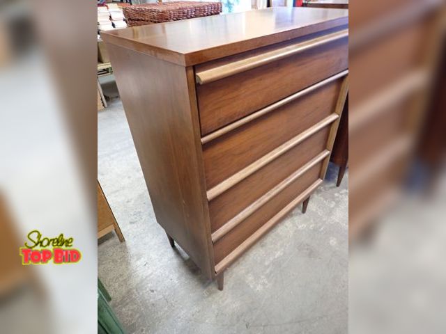 Lot 59-50240 - Beautiful Bassett mid-century mid-tall boy 4 drawer dresser chest great condtion 43" X 34" X18" dept...