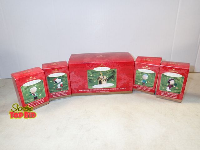 Lot 59-41707 - Hallmark keepsake Charlie Brown peanuts ornament total of 5 ornament's